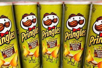 Производитель чипсов Pringles сделает упаковку удобной для переработки