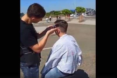 Краснодарский парикмахер достриг клиента на улице из-за эвакуации «OZ Mall»
