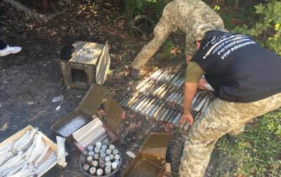 На Донбассе в заброшенном доме пограничники нашли тайник с боеприпасами
