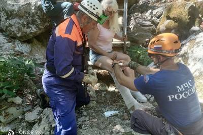 В Сочи спасатели транспортировали из леса туристку из Москвы с травмой ноги