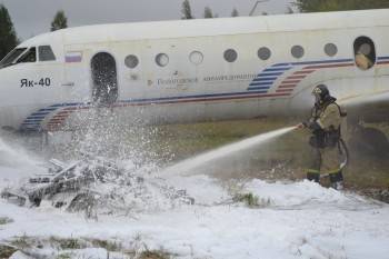 Вологодские спасатели тушили загоревшийся самолет