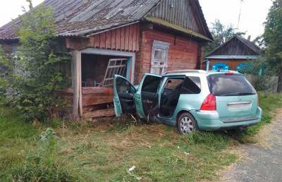 Легковушка протаранила частный дом в Ивановском районе