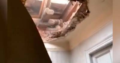 На москвичку рухнул потолок вместе с рабочим