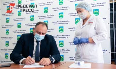 Максим Ряшин и сотрудники администрации Ханты-Мансийска привились от гриппа