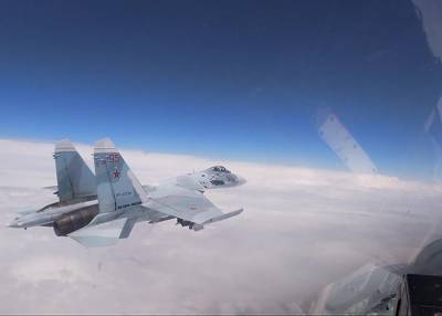 Истребитель Су-27 вылетал на перехват самолетов США у южных границ РФ
