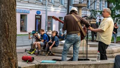 В Петербурге начали массово задерживать уличных музыкантов
