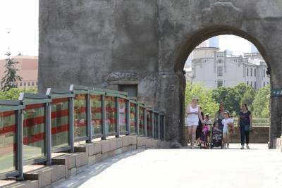 Мост между территориями Московского зоопарка расширят