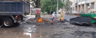 В Смоленске в очередной раз укладывают асфальт во время дождя