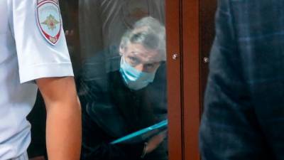 Претензий нет: Ефремова выселили из карантинной камеры