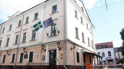 Двое белорусов спрятались от силовиков в посольстве Швеции и просят политубежища