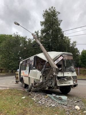 Автобус врезался в столб из-за водителя легковушки, не уступившего дорогу в Автозаводском районе