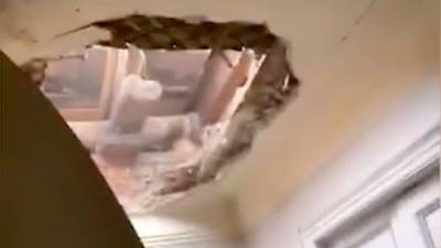 В квартире москвички при ремонте кровли рухнул потолок