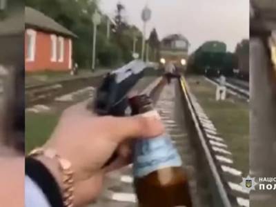На Винничине двое пьяных мужчин стреляли в поезд ради хайпа в Instagram: Наказали работников УЗ