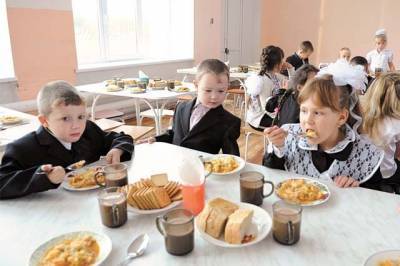 Дмитрий Глушко - В Минпросвещения заявили, что все младшеклассники получают горячее питание - aif.ru - Россия