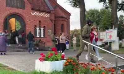В Минске силовики задерживают протестующих внутри костела