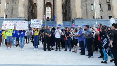 Невесты и ивент-менеджеры протестуют в Тбилиси из-за запрета свадеб