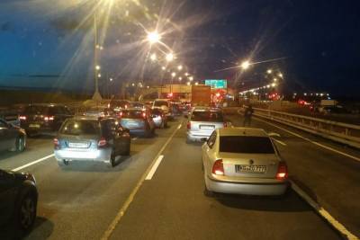 Петербуржцы сообщили о закрытом автомобильном тоннеле дамбы