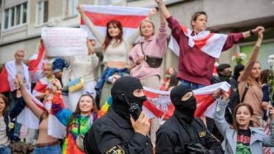 Белорусок призывают на " самый массовый" женский марш в субботу