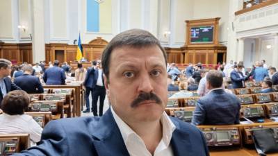 Санкции против украинского депутата Деркача одинаково выгодны и Трампу, и Байдену