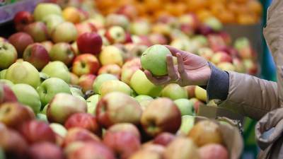 Эксперты назвали регионы с самыми низкими ценами на яблоки и бананы