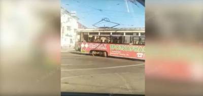 В Кемерове трамвай сошёл с рельсов и столкнулся с легковушкой
