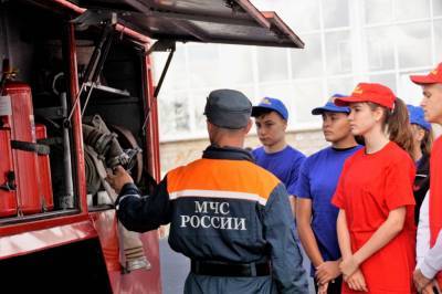 Корсаковские школьники пробуют себя в роли пожарных