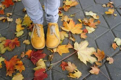 Травматолог-ортопед рассказал, какая обувь осенью может быть опасна