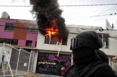 СМИ: В Мексике активистки, протестующие против насилия в отношении женщин, подожгли правительственное здание