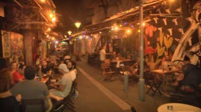 Последняя ночь перед карантином: посетители баров ругают правительство