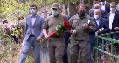 Пашинян возложил цветы к могиле Мхитара Спарапета