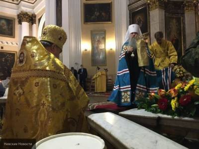 Беглов посетил праздничный молебен в Свято-Троицком соборе