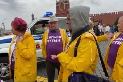 На Красной площади задержали людей в майках Только Путин