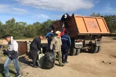 Три КамАЗа мусора собрали с берега Кенона в Чите