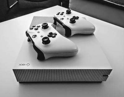 Главы игрового подразделения Microsoft прятал Xbox Series S на виду у публики