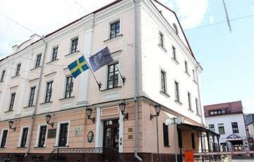 Белорусы, попросившие политического убежища, переночевали в посольстве Швеции