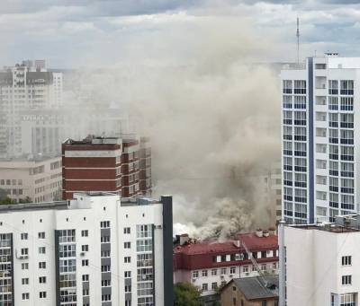 В Екатеринбурге горит здание с офисами надзорных ведомств