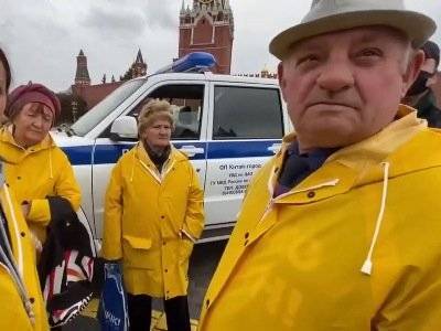 На Красной площади полиция задержала пенсионеров в майках с надписью «Только Путин»