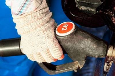 Россияне стали экономить на бензине и покупают меньше иномарок