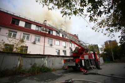 В Екатеринбурге площадь пожара в административном здании выросла до 200 квадратных метров