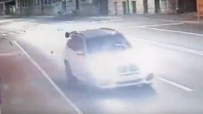 В Петербурге BMW насмерть сбил девушку, переходившую на красный