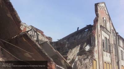 Стена заброшенного здания обрушилась на проезжую часть в Казани