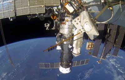 «Роскосмос» предупреждает о возможном столкновении МКС со спутником США