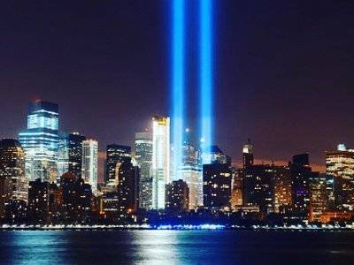 В небе Нью-Йорка в память о жертвах теракта 11 сентября на месте башен-близнецов появились два световых столба