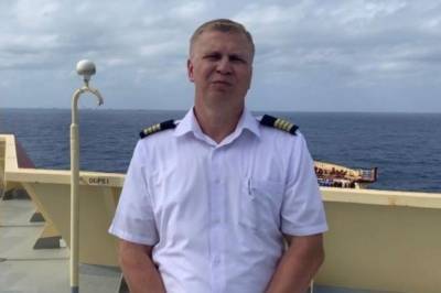 Украинский капитан спас от смерти 27 мигрантов и застрял в море: Его танкер не принимает ни один порт ЕС