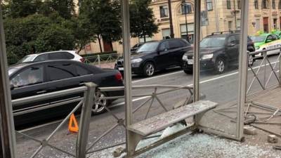 BMW снес трамвайную остановку на площади Стругацких