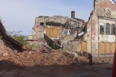 В центре Казани обрушилась стена заброшенного завода