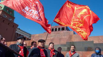 Россию пытаются "поджечь" через мавзолей Ленина, считает Зюганов