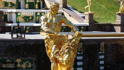Центральные фонтаны запустили под фейерверк в честь 315-летия Петергофа