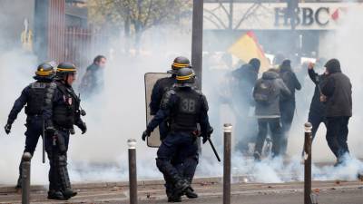 Полиция в Париже применила слезоточивый газ на протестах «жёлтых жилетов»