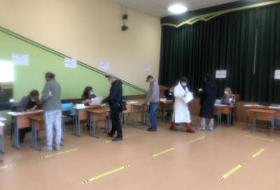 С соблюдением дистанции: жители Бугров выстроились в очереди, чтобы проголосовать